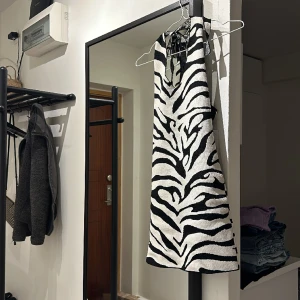 Zebra klänning från gina  - Aldrig använd prislapp kvar 