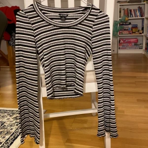 Monki tröja - Fin tröja från Monki med utsvängda ärmar och är cropped. Fint skick, hittar inga fel på den. Använd gärna köp nu om du inte har några frågor!