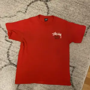 Röd vintage Stussy T-shirt Sällsynt Stussy Ferlin Irie T-shirt Storlek: L