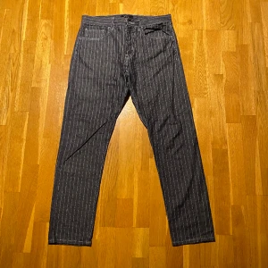 Randiga jeans - Randiga mörkblå jeans från zara.