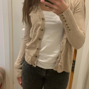 Beige kofta  - Superfin kofta i färgen beige med sköldpaddsfläckiga knappar!!💕 Kontakta mig om du vill ha fler bilder eller har frågor och funderingar🥰