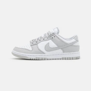 Nike dunk low  - Nike dunk low grey, storlek 38. Lite slitna och därav priset. Passar till alla olika outfit och är riktigt snygga!
