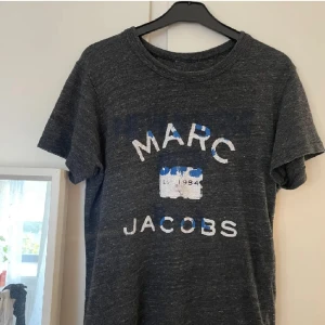 Marc Jacobs tshirt - Världens snyggaste tshirt ifrån Marc Jacobs som tyvärr är för stor för mig❤️‍🔥Så cool tröja som passar till allt, kan gå ner i pris vid snabb affär💞💞💞