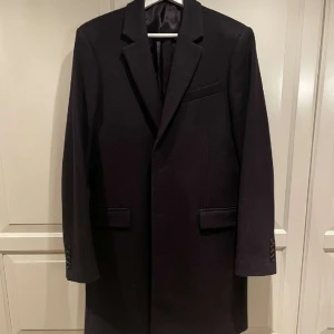 Nyskick** Tiger of sweden ullrock - Tiger of sweden ullrock i nyskick, endast använd 1-2 gånger.  Inga skavanker eller liknande. Modellen heter ”Coltmar” och är nästan identisk med deras ”Cempsey” som är allt vanligare. Inköptes november 2023 för 5000kr.