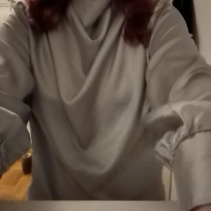 Silver metallic blus M - Silverblus Storlek medium 