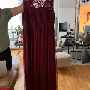 Lång klänning - Vinröd långklänning i st 42