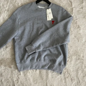 Ami Paris tröja grå - Säljer även en grå ami Paris tröja, ( finns en svart i profilen )  Tröjan är i nyskick, fick den i julas tillsammans med den svarta tröjan i profilen. Storleken var för stor och därför säljs tröjorna.  Priset är inte hugget i Sten.