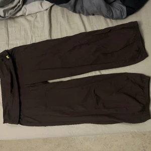 3/4 träningsbyxa - Från Reina, sparsamt använda, sköna och följsamma. Slutar strax under knäet.