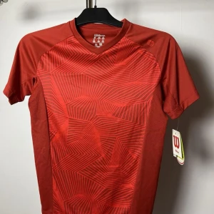 Träningströja Wilson - Helt ny Wilson träningströja. Storlek: 134/140. 8-10 år pojke.   Hämtas i Torslanda annars fraktar jag.