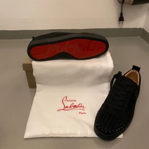 Christian Louboutin skor - Tjena! Säljer nu mina Christian Louboutin skor i färgen svart. De är väl omhändertagna utan defekter. Skick:9/10. Box och dustbag ingår. Har ej kvitto. Hör av er vid frågor eller funderingar!  //Leo