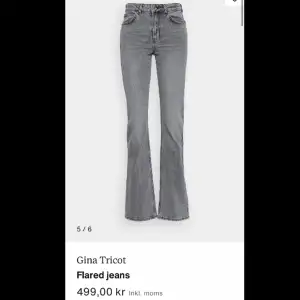 Grå utsvängda (bootcut) jeans från Gina, helt princip nyskick då de bara är använda två gånger, tycker bara inte dem passar på mig😇 köpta för 499kr🎀