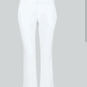 Vita lågmidjade kostymbyxor - Säljer dessa fina lågmidjade kostymbyxorna från bikbok som är helt slutsålda🥰 använda en gång