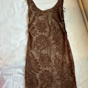 brun blommig klänning  - endast använts 2 ggr 
