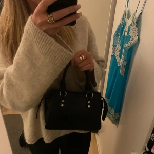 Väska - Finaste väskan! Säljer pga köpt andra väskor, den är lite sliten på banden vilket syns på sista bilden (inget man tänker på) ❤️‍🔥🍸
