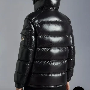 Moncler jacka - En moncler Maire short down jacka. Äkthetsbevis finns. Kontakta för mer bilder. Använd 1 vinter och är i bra skick. Storlek 2 motsvarar S/M❤️