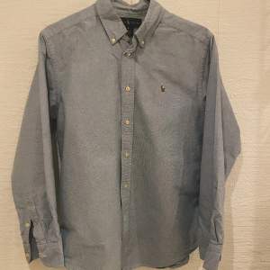 Ljusblå bomullsskjorta från Ralph Lauren med brunt märke. Storlek 16y/o / S, Herr. Regular fit. Mycket bra skick. 