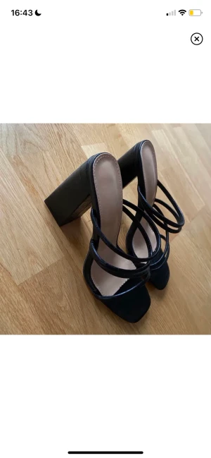 Klackskor - Säljer dessa snygga klackar i imiterat ormskinn. Aldrig använt dem, de passar storlek 38/39!🤩 Klacken är 10cm