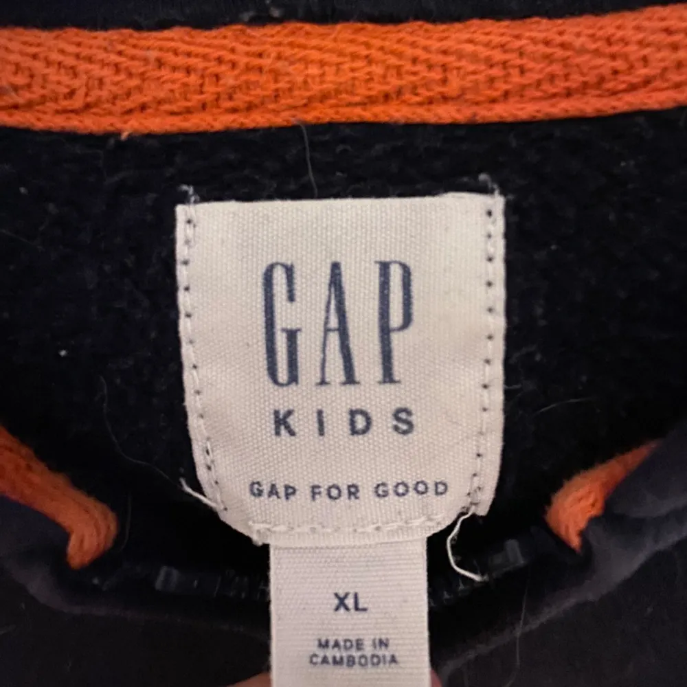 Jättefin mörkblå och orange zip up från gaps barnavdelning. Storlek xl barn men skulle säga att den mostavarar en vanlig xs/xxs. Hoodies.