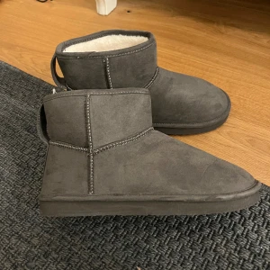 Skor - Säljer pga fel storlek, skorna är från hm💗