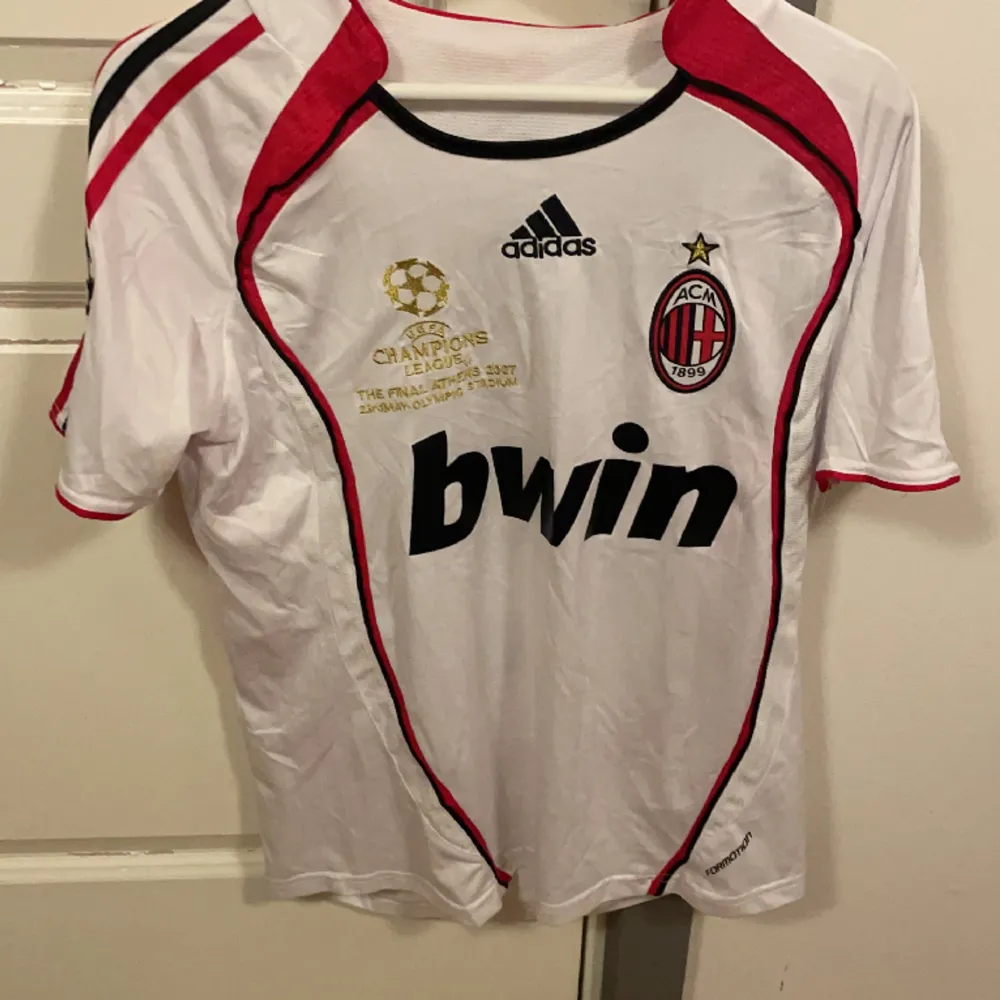 AC Milan tröja från säsong 2006/07  Champions league finalen i Aten med Maldini på ryggen Fint skick och knappt använd  Köpt i andrahand här på plick så kan ej avgöra om den är äkta eller inte Storlek: S. T-shirts.