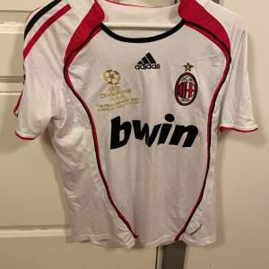 AC Milan tröja från säsong 2006/07  Champions league finalen i Aten med Maldini på ryggen Fint skick och knappt använd  Köpt i andrahand här på plick så kan ej avgöra om den är äkta eller inte Storlek: S