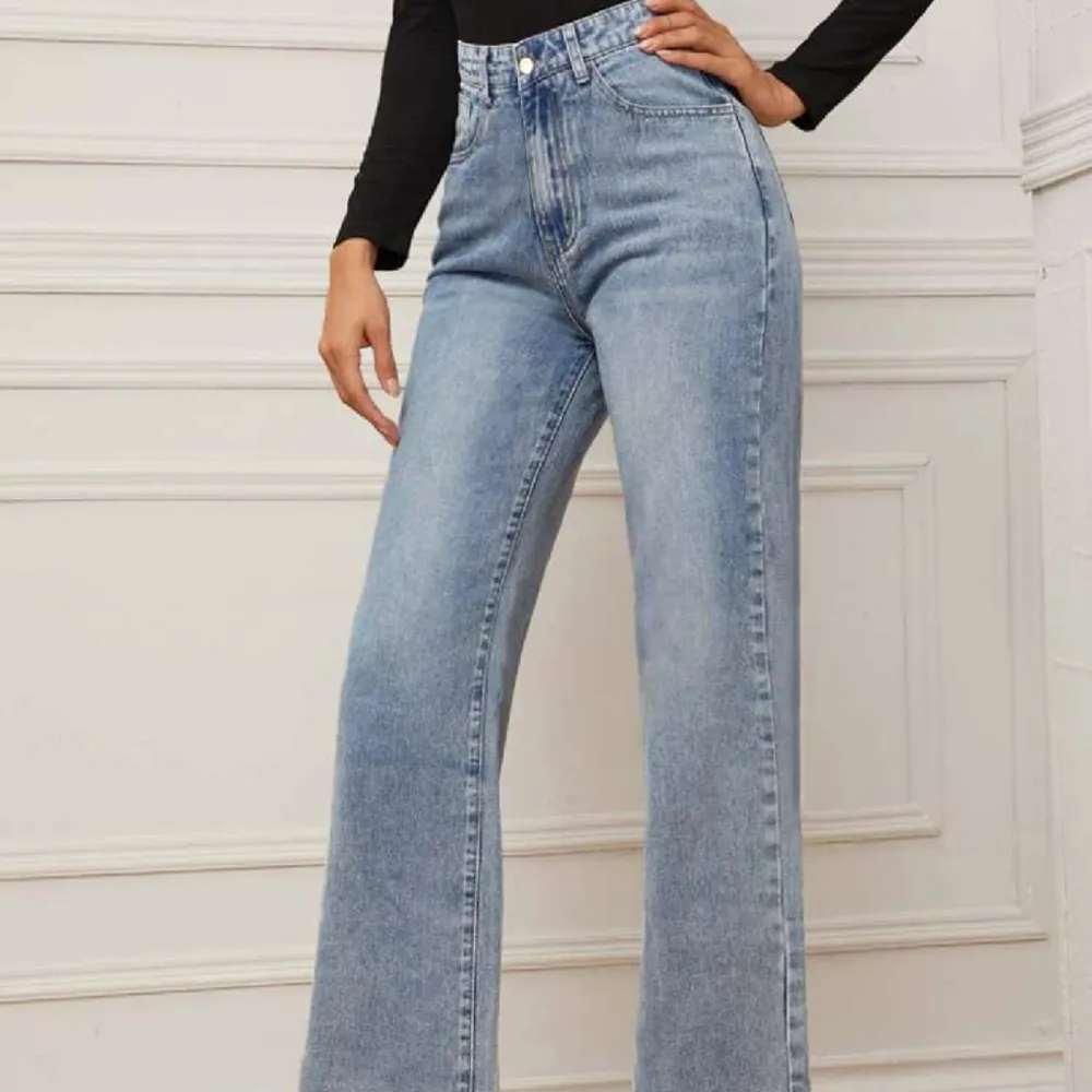 Snygga jeans i rak modell från shein i stl XS men passar även S! Använd ett fåtal gånger, i mycket gott skick! 🩵 Använd gärna köp nu knappen!. Jeans & Byxor.