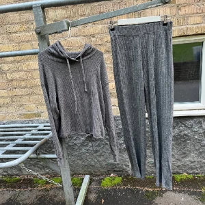 NYTT Mys eller mjukisset från Gina  - Båda delarna är storlek S.  Byxorna för passar någon som är 165-175 i längd.  Enbart provade (och tagit bort lapparna)