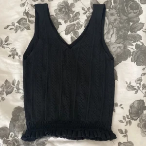 Stickad Volangtopp - Jättefint skick