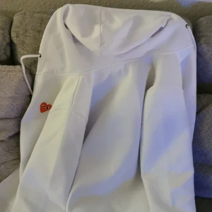 Vit Cdg zip hoodie  - Säljer nu min vita cdg zip hoodie som jag fick i julklapp kom privat för mer information. 
