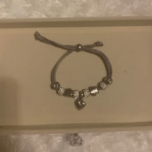 ARMBAND BERLOCKER - Snyggt armband som går att justera i storleken🫶 Fri frakt om du köper innan den 7 januari!🤩🙌