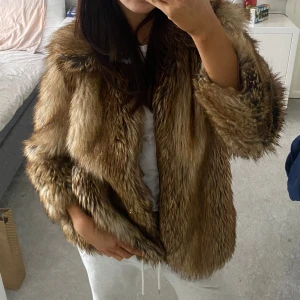 Fuskpäls jacka - Fuskpälsjacka i storlek S. Köpt begagnad men har aldrig använt den. 