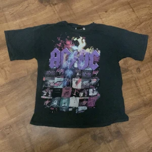 Säljer denna t-shirten💕 - Lite y2k stil känner, jag är 160cm+ lång och den passar bra!!