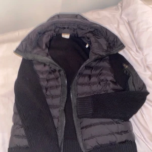 Moncler cardigan jacka  - Köptes på nk för 11k säljs nu billigt då jag tappat bort kvitto för 5500kr