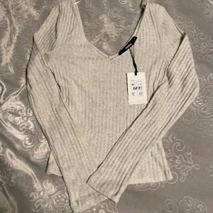 v ringad tröja - aldrig använd med prislapp kvar