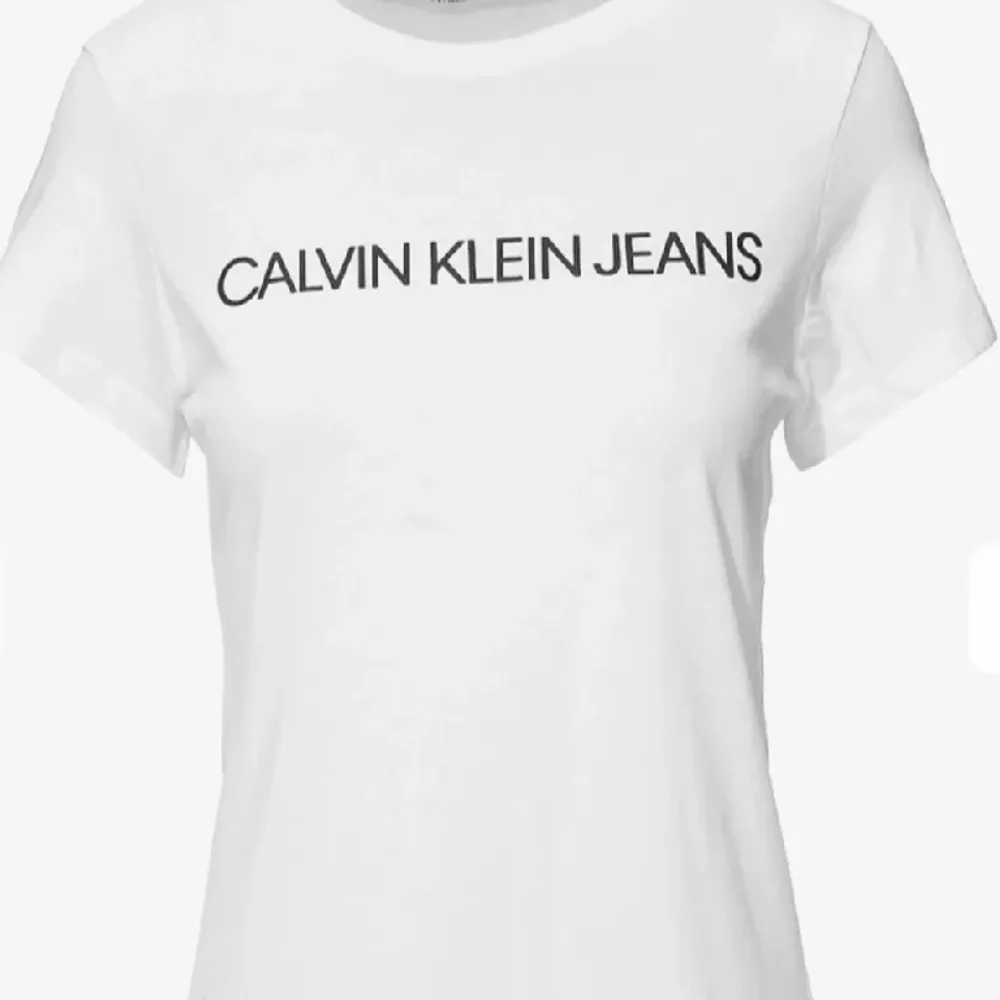Säljer min Calvin Klein T-shirt då den inte kommer till användning längre. Storleken är precis som en S, låt inte storleken lura er, jag lovar! Bra skick, inga defekter alls, en vanlig T-shirt så att säga!💕 skriv till mig för fler bilder!. T-shirts.