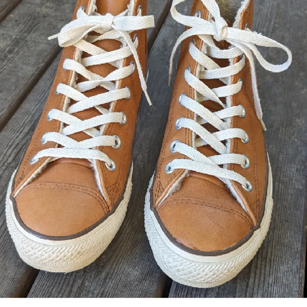 Läder converse 39 i nytt skick. Säljer på grund av att de inte kommer till användning. . Kengät.
