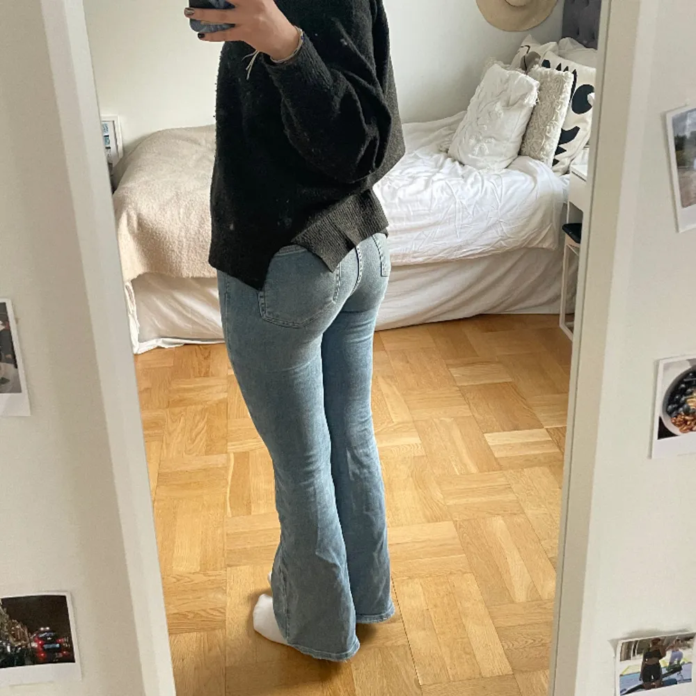 Ljusblåa bootcut jeans. Använda men i fint skick. Jättefin modell och passform. Storlek 34 men passar mig som är 36 prima. . Jeans & Byxor.