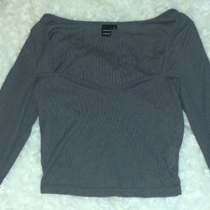 Långärmad topp - Säljer denna söta topp från SHEIN.💕 Den är lite för liten för mig och kommer inte till användning.💕Är i storlek S