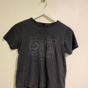 Gina Tricot t-shirt med tryck - Använd t-shirt med tryck. Bra skick. Köparen står för fraktkostnaden.