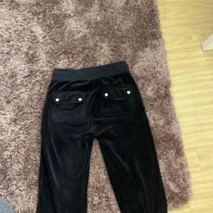 Super fina juicy couture byxor!💕 - Säljer nu mina super fina svarta juicy couture byxor! Säljer pågrund av att dom börjar bli lite för korta för mig så synd! Jätte fina byxor. Nypris 1100 säljer för 500!💕