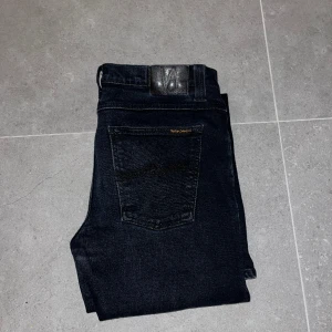 Nudie jeans Tube Tom - Säljer nu dessa super feta Nudie jeans i modellen tube tom. Jeansen är iprincip i nyskick. Frågor i Dms!