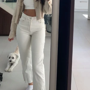ZARA Jeans - Sjukt snygga vita jeans perfekta till sommaren. Köpa på Zara och i nyskick❤️ 