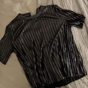 Säljer denna ”glittriga” tröja i storlek xs💖
