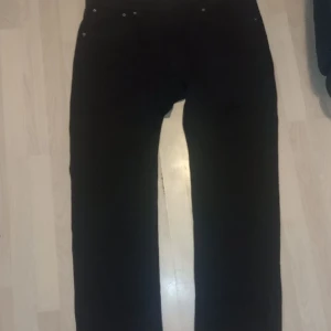 Jeans - Säljer mina oanvända byxor från lager 157 för använder dom inte. Köparen står för frakten. Sorry för dåliga bilder dm för bättre. Orginal pris var 400 men säljer för 250
