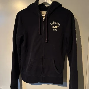 Hollister-zipper - Navyblå Hollister-zipper i fint skick :)