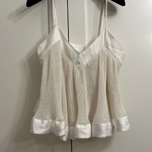 Söt topp från Zara woman - Söt topp från Zara Woman går att bära under kavaj eller som det är på fest! Kommer ej till användning. 