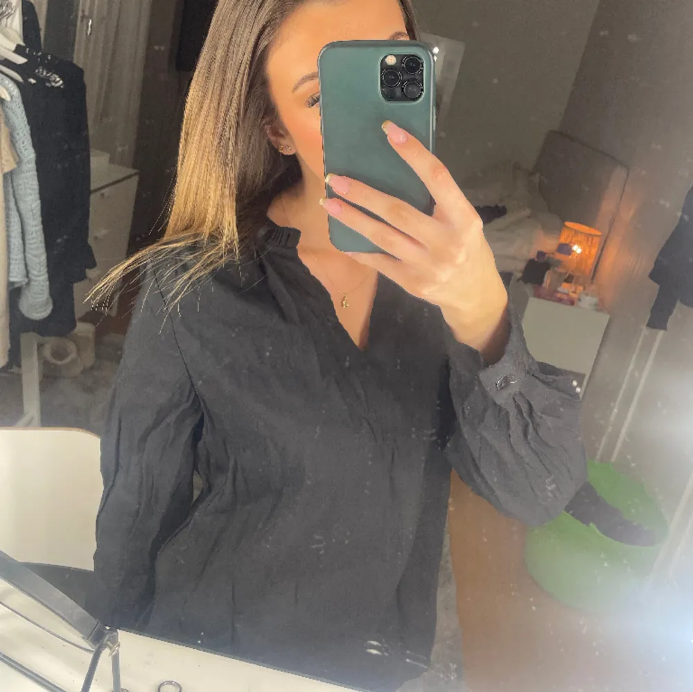 Så fin blus! (Den behöver strykas) Sparsamt använd💘 storlek L men skulle säga att det är S💘använd gärna köp nu🛍️💕. Blusar.