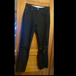 Jeans  - Säljer dessa jeans från Gina tonic. Inte använda så mycket. Storlek 38. Köpta för 499kr säljer  för 100kr för vill bli av med dem. Köparen står för frakten. 