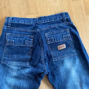 Jeans från wrangler i nyskick. Midja: 35 cm Innerbenssöm: 78 cm Bredd nere: 21 cm