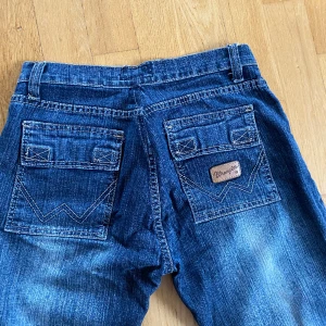 Wrangler jeans - Jeans från wrangler i nyskick. Midja: 35 cm Innerbenssöm: 78 cm Bredd nere: 21 cm